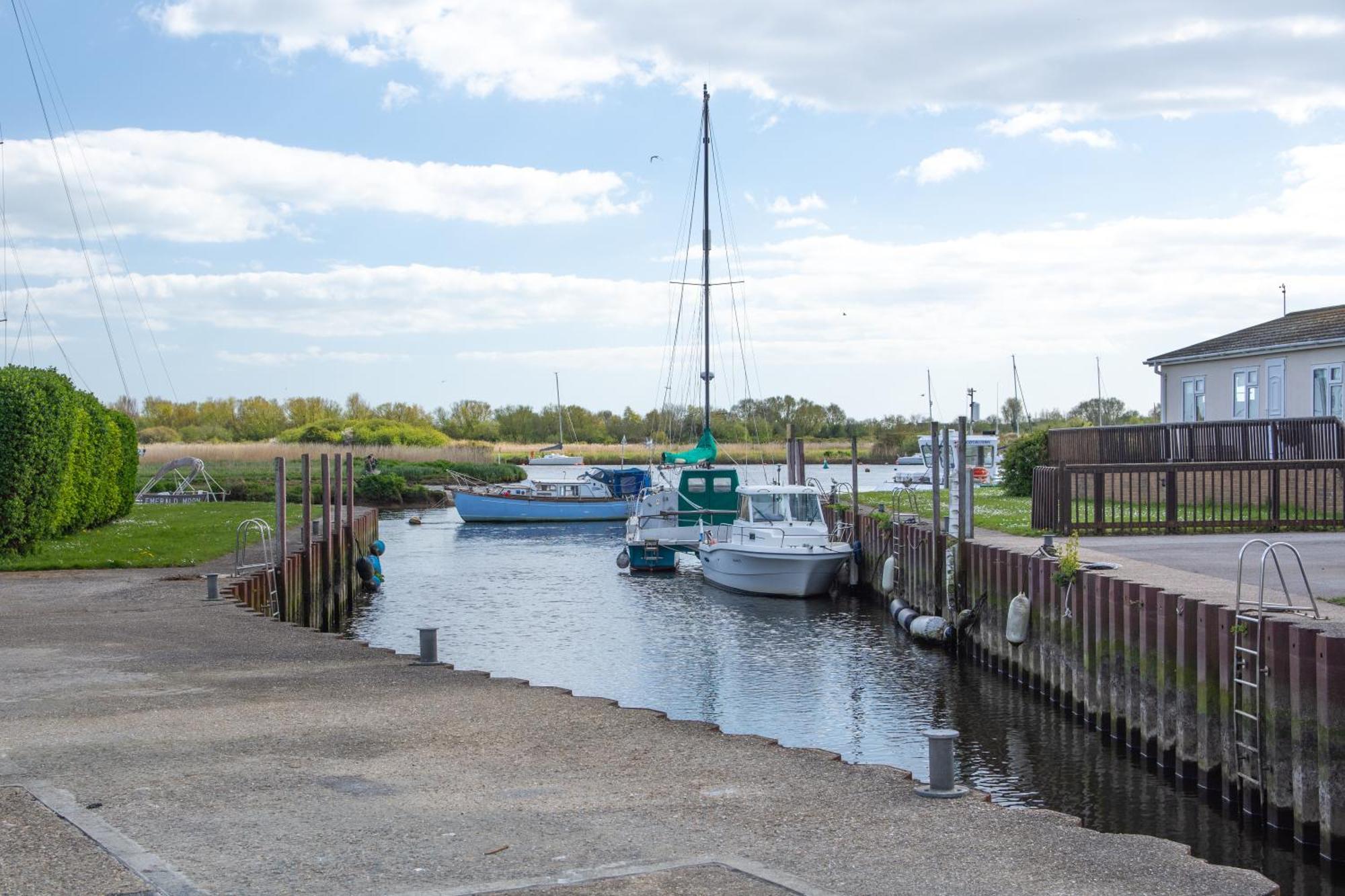 Peaceful Riverside Family Retreat Holiday home Christchurch (Dorset)